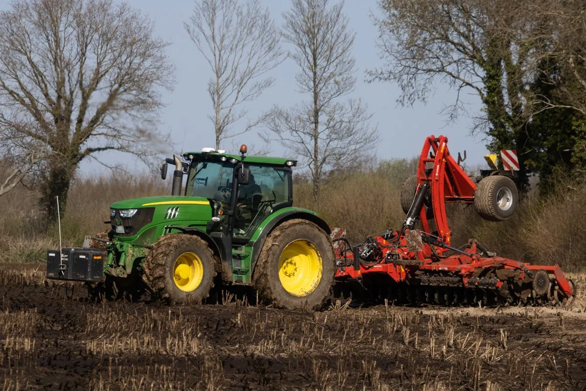 Tracteur au travail dans les champs